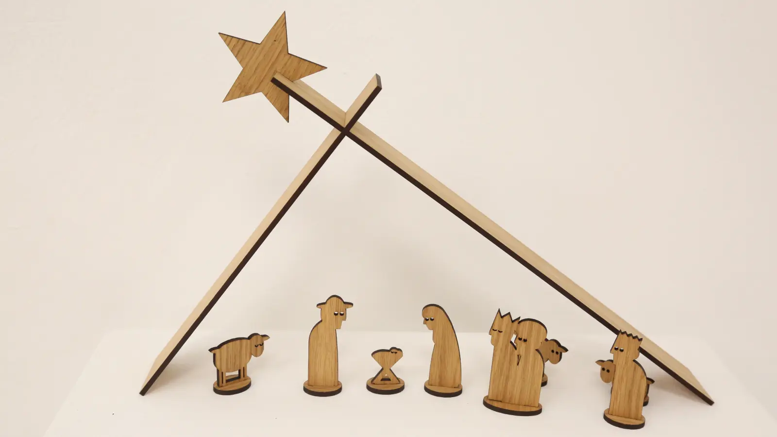 Johannes Lindners Weihnachtskrippe ist mit wenigen Griffen aufbaubar. Man verschränkt zwei Holzleisten und bekommt ein Dach. (Foto: Martina Kramer)