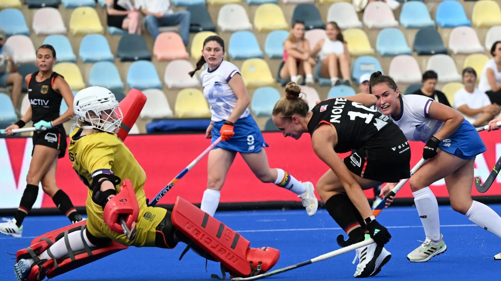 Deutschlands Lisa Nolte (r) und Schottlands Amy Gibson kämpfen um den Ball. (Foto: Federico Gambarini/dpa)