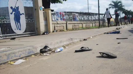 Flip Flops und Sandalen liegen nach einer Massenpanik auf einer Straße. (Foto: Uncredited/AP/dpa)