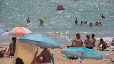 Wer darf wann in die Sommerferien - zwischen den Bundesländern kommt es darüber immer wieder zum Streit. (Archivbild) (Foto: Clara Margais/dpa)