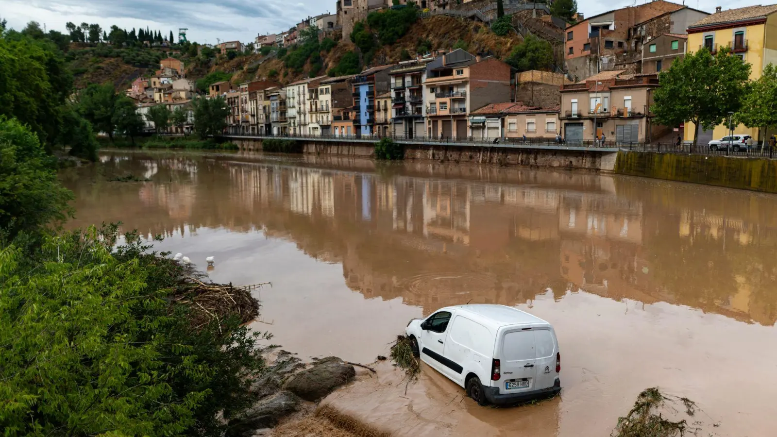 Starke Regenfälle, teils mit Hagel, haben mehrere Regionen in Spanien heimgesucht. (Foto: Lorena Sopêna/EUROPA PRESS/dpa)