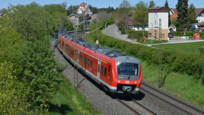 Die Bahnstrecke zwischen Siegelsdorf und Markt Bibart (hier bei Hagenbüchach) ist wegen eines Oberleitungsschadens beeinträchtigt. (Symbolbild: Johannes Hirschlach)