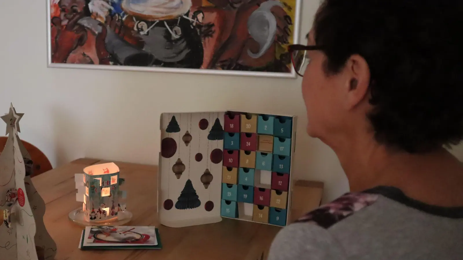 Lara Schmidt liebt es, Weihnachtskarten zu schreiben – und am Heiligen Abend in aller Ruhe die Weihnachtspost zu lesen, die sie bekommen hat. (Foto: Gudrun Bayer)