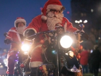 Motorradfahrer fahren in Weihnachtsmannkostümen bei der Christmas Biketour 2025 durch Berlin. (Foto: Carsten Koall/dpa)