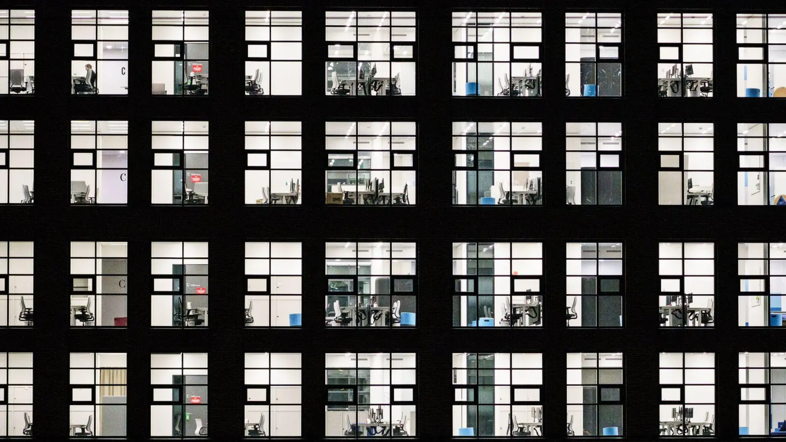 Wegen des Homeoffice stehen in vielen Großstädten reihenweise Büros leer (Archivbild)  (Foto: Andreas Arnold/dpa)