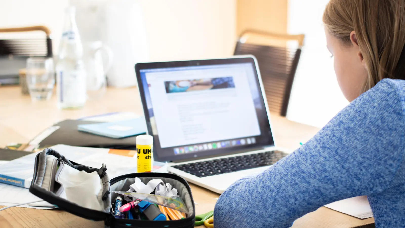 Eine Schülerin nutzt während des Unterrichts ihren Laptop. Die Digitalisierung der Schulen ist ein großes Thema für die Kommunen. (Foto: pixaby/Steven Weirather)