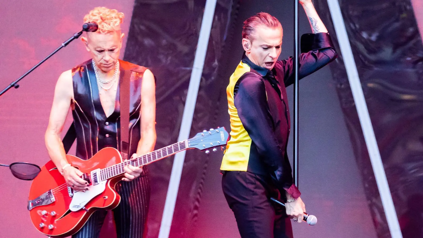 Das britische Elektro-Duo Depeche Mode bringt mit „Depeche Mode: M“ einen neuen Konzertfilm auf die Kinoleinwände. (Archivfoto) (Foto: Christoph Soeder/dpa)