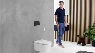 Die angenehme und hygienische Form der Intimreinigung mit einem Dusch-WC hält immer öfter in Badezimmern Einzug – seit es Modelle für nahezu jeden Geldbeutel und Komfortwunsch gibt. (Foto: DJD/Geberit)