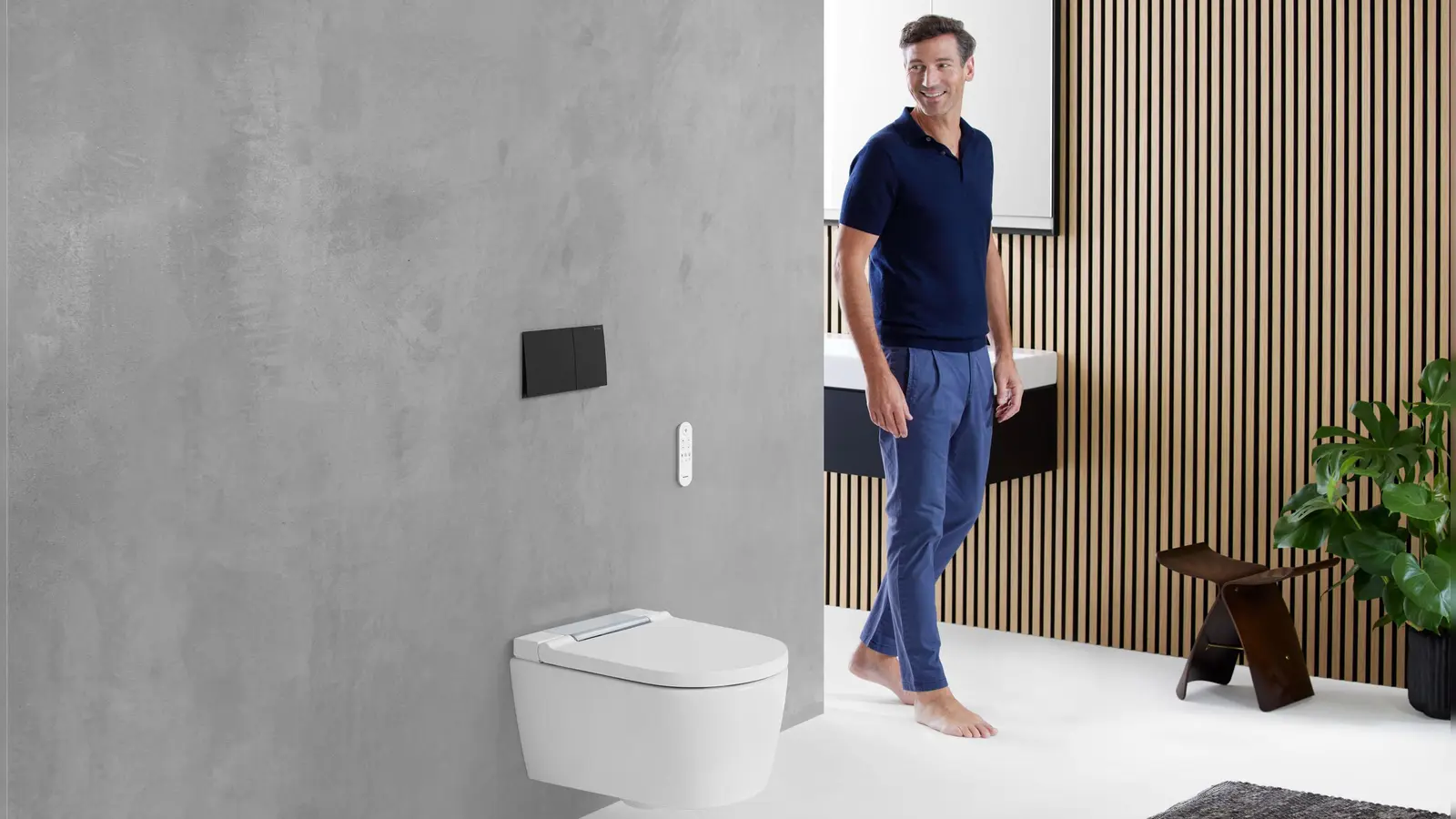 Die angenehme und hygienische Form der Intimreinigung mit einem Dusch-WC hält immer öfter in Badezimmern Einzug – seit es Modelle für nahezu jeden Geldbeutel und Komfortwunsch gibt. (Foto: DJD/Geberit)