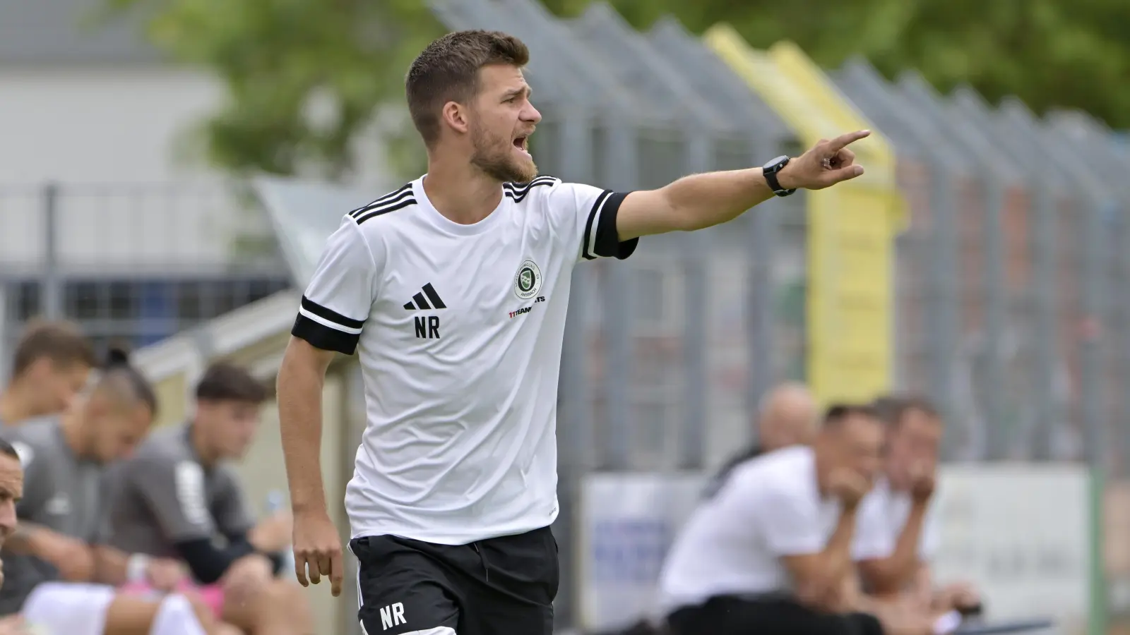 Engagiert an der Seitenlinie: Niklas Reutelhuber, Cheftrainer der SpVgg Ansbach. (Foto: Martin Rügner)