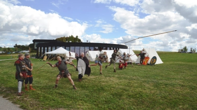Die Bataver-Kohorte demonstrierte unterschiedliche Gefechtsübungen, wie hier den Speerwurf. (Foto: Peter Tippl)