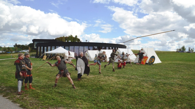 Die Bataver-Kohorte demonstrierte unterschiedliche Gefechtsübungen, wie hier den Speerwurf. (Foto: Peter Tippl)