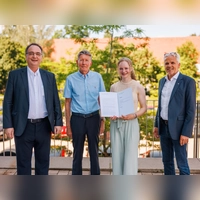 Prof. Dr. Wilhelm Pflanz (Dekan Fakultät Landwirtschaft, Lebensmittel und Ernährung), Rolf Lynen (Vorsitzender des Alumniverbands der HSWT), Preisträgerin Tessa-Marie Ertel (beste Absolventin Campus Triesdorf) und Dr. Eric Veulliet (HSWT-Präsident) waren beim Dies Academicus dabei. (Foto: Josef Gangkofer)