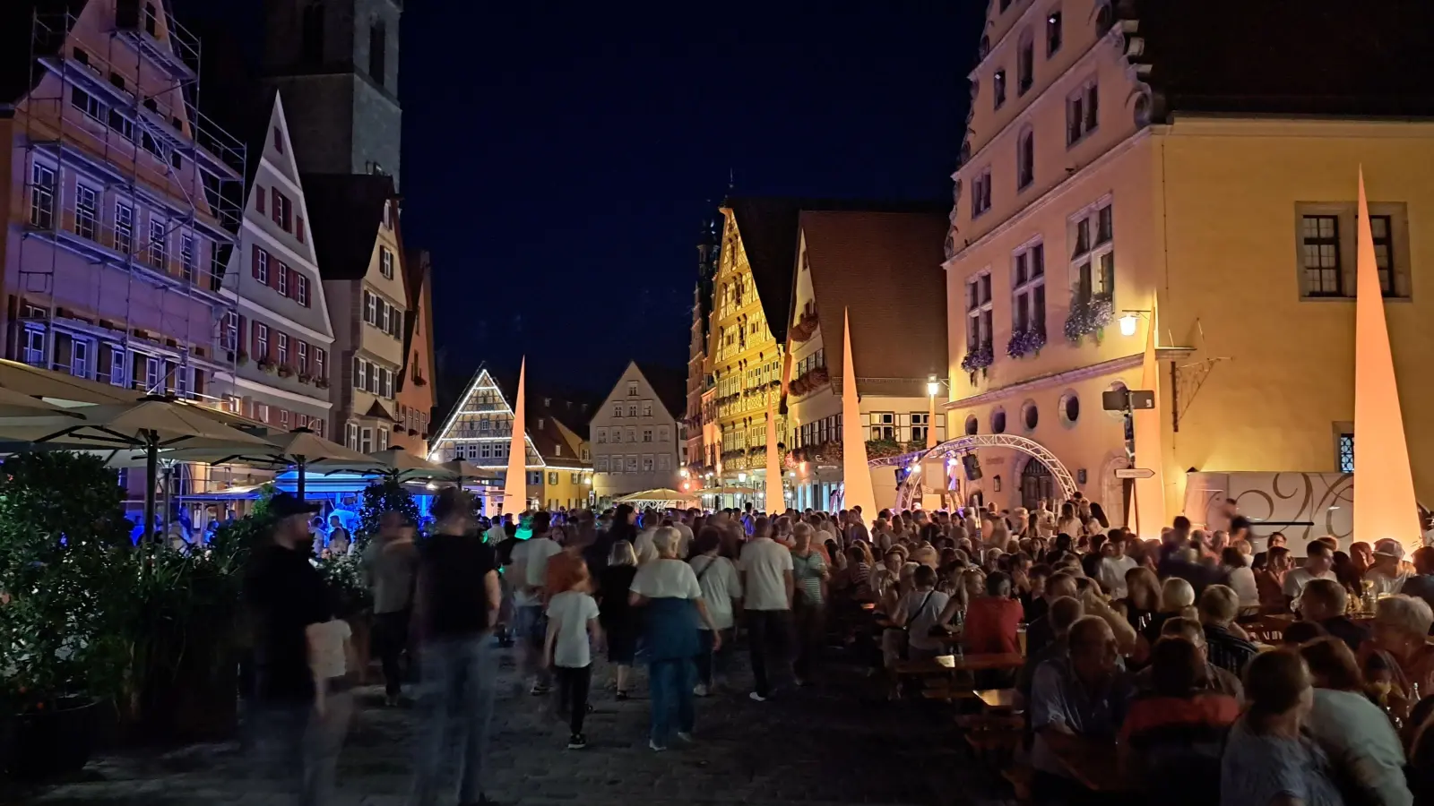 „Dinkelsbühl leuchtet”: Ähnlich wie auf diesem Bild, das im vergangenen Jahr entstanden ist, soll es am Samstag in der Altstadt ausschauen. (Foto: Sabine Rohn)