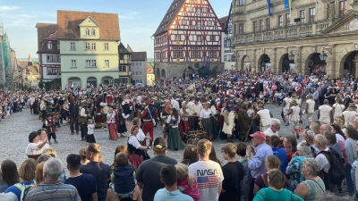 Das Abschiedsbild vor dem Rathaus: Die Pfingstfestspiele 2023 sind zu Ende. (Foto: Clarissa Kleinschrot)