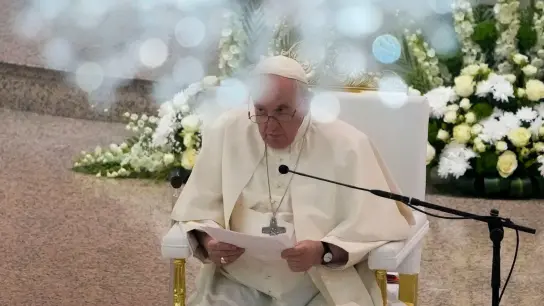 Papst Franziskus befindet sich auf einer viertägigen Reise in Bahrain, um den Dialog mit der muslimischen Welt zu fördern. (Foto: Alessandra Tarantino/AP/dpa)