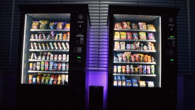 Diese beiden Automaten haben vor allem nachts Hochkonjunktur. Sie bieten allerlei internationale Süßigkeiten, die im Trend liegen. (Foto: Johannes Zimmermann)
