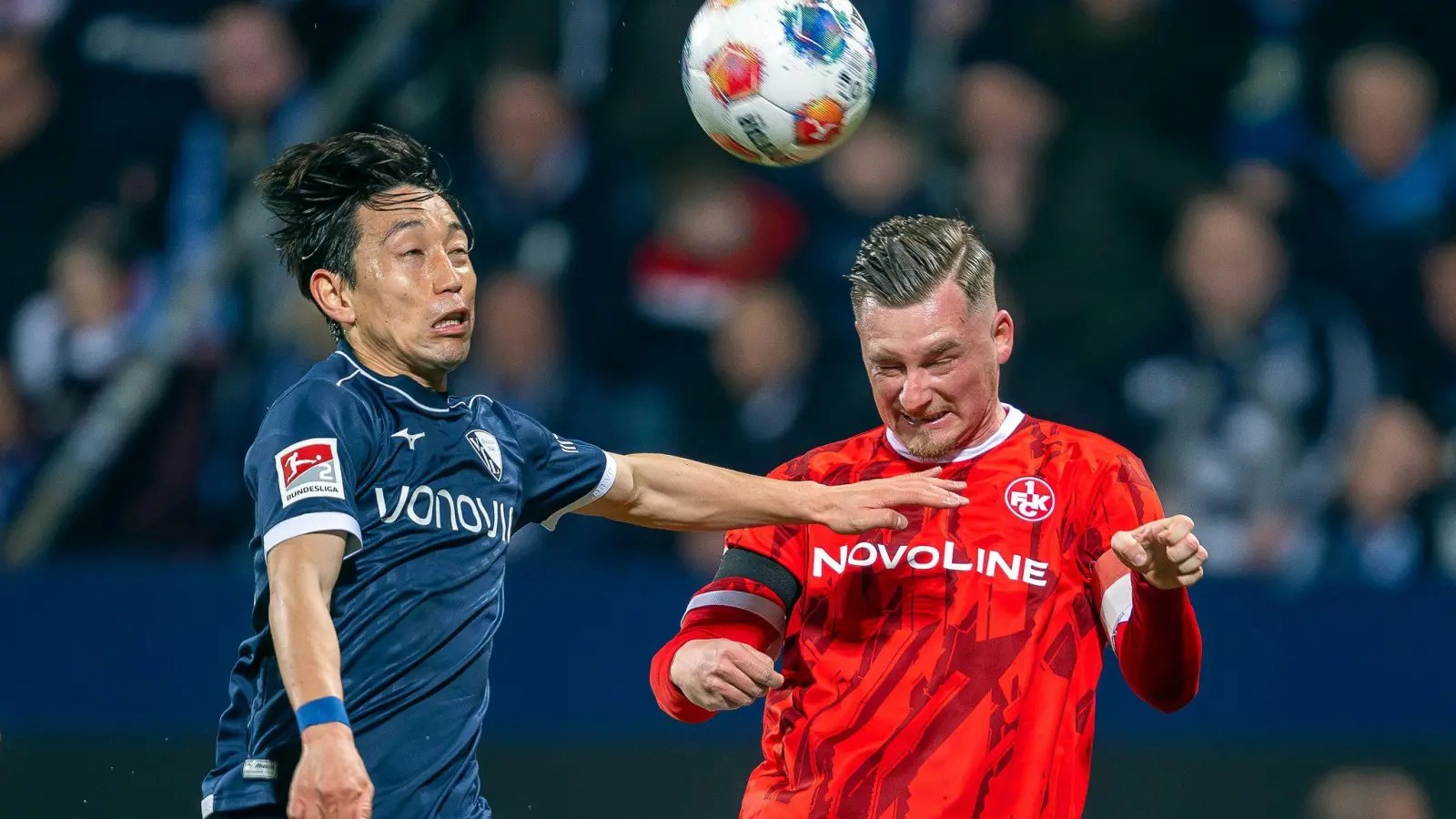  Koji Miyoshi und Marlon Ritter im Kopfballduell. (Foto: David Inderlied/dpa)