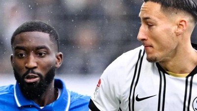 Elversbergs Torjäger Younes Ebnoutalib (r.) im Duell mit Patric Pfeiffer (Foto: Uwe Anspach/dpa)