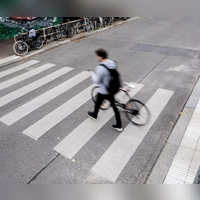 Wer mit dem Fahrrad am Zebrastreifen die Straßenseite wechseln will, muss absteigen und schieben. (Foto: Christoph Soeder/dpa/dpa-tmn)