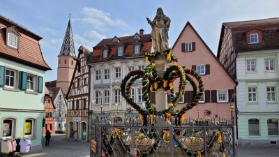 Der schöne Brunnen hat mit der Bad Windsheimer Altstadt auch eine schöne Kulisse.  (Foto: Nina Daebel)