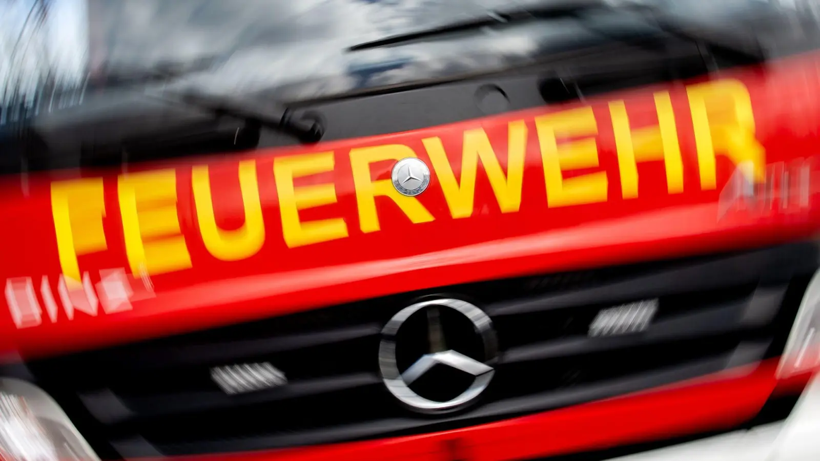 Fünf Höhenretter der Berufsfeuerwehr Frankfurt waren bei der Rettungsaktion im Einsatz (Symbolbild) (Foto: Hauke-Christian Dittrich/dpa)
