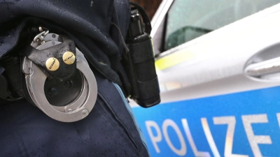 Bei einer Großfahndung in Augsburg hat die Polizei einen Warnschuss abgegeben. (Symbolfoto) (Foto: Karl-Josef Hildenbrand/dpa)