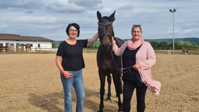 Jennifer Schorr (rechts) mit ihren Pferd Ophelia sowie Barbara Lunz, zweite Vorsitzende, freuen sich auf das anstehende Turnier, bei dem der neu hergerichtete Reitplatz eine zentrale Rolle spielt. (Foto: Anna Franck)