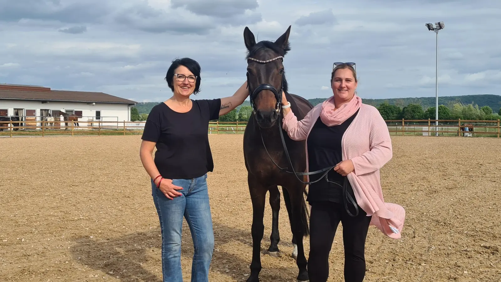 Jennifer Schorr (rechts) mit ihren Pferd Ophelia sowie Barbara Lunz, zweite Vorsitzende, freuen sich auf das anstehende Turnier, bei dem der neu hergerichtete Reitplatz eine zentrale Rolle spielt. (Foto: Anna Franck)