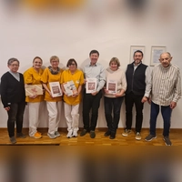 Sind stolz auf das neue Kochbuch (von links): Karin Thumshirn, Ida Helde, Monika Alt, Kerstin Hauke, Jürgen Heckel, Christiane Rupp, Jürgen Förster und Helmut Munzinger. (Foto: Anna Franck)