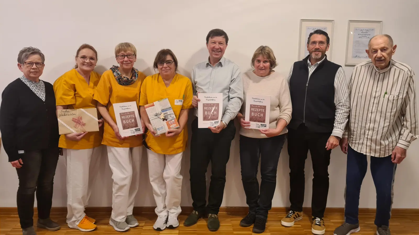 Sind stolz auf das neue Kochbuch (von links): Karin Thumshirn, Ida Helde, Monika Alt, Kerstin Hauke, Jürgen Heckel, Christiane Rupp, Jürgen Förster und Helmut Munzinger. (Foto: Anna Franck)