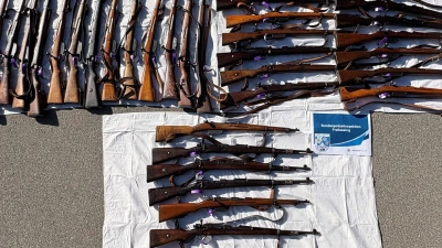 Die Polizei hat die Waffen konfisziert. (Foto: -/Bundespolizeiinspektion Freilassing/dpa)