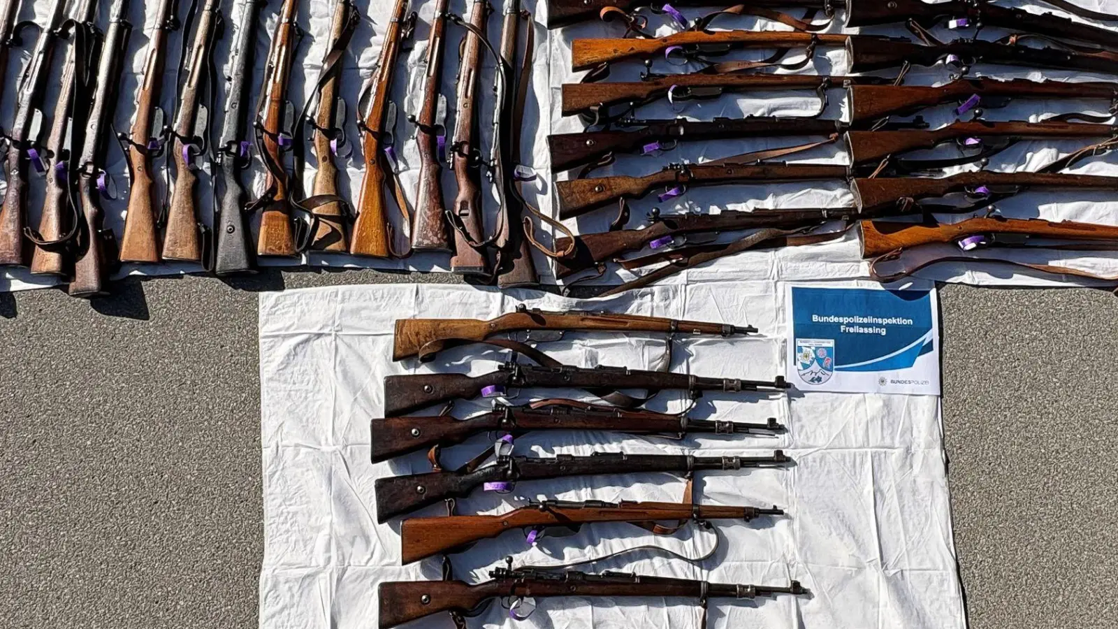 Die Polizei hat die Waffen konfisziert. (Foto: -/Bundespolizeiinspektion Freilassing/dpa)