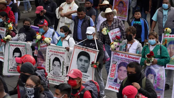 Angehörige, Klassenkameraden und Unterstützer der 43 vermissten Ayotzinapa-Studenten demonstrieren am Jahrestag ihres Verschwindens im Jahr 2014. (Foto: Marco Ugarte/AP/dpa)