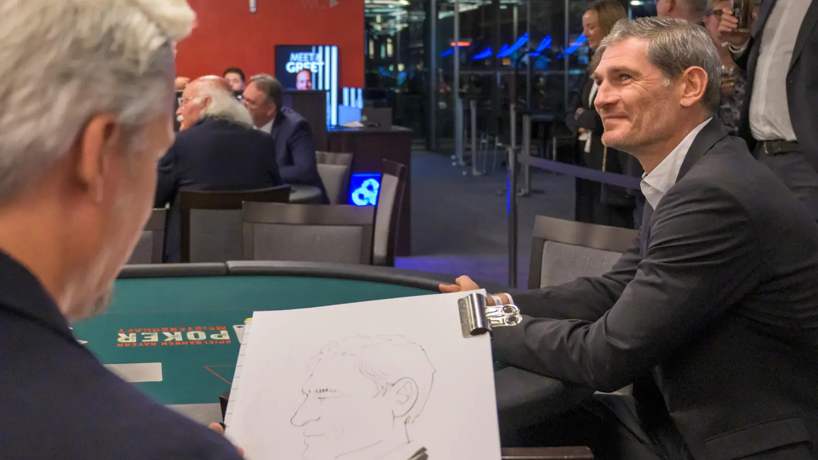 Da Handball-Weltmeister Henning Fritz ausgeschieden ist, hat er Zeit, sich von einem Karikaturisten porträtieren zu lassen. (Foto: René Chlopotowski)