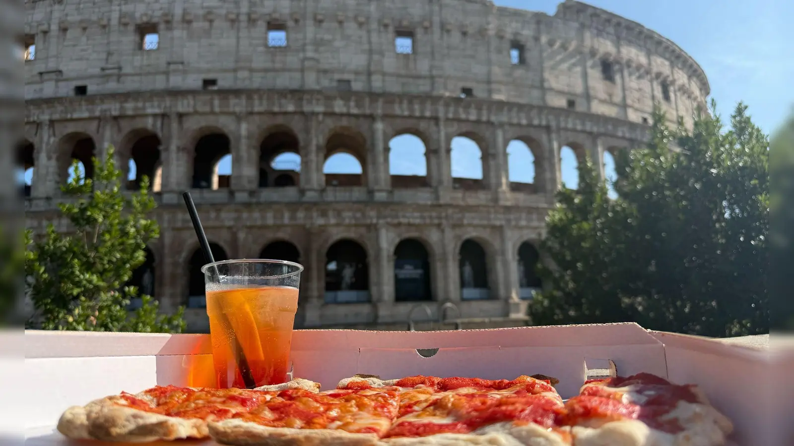 Für viele ist Italien eine Postkartenidylle: Pizza und Aperol, eine Sehenswürdigkeit in Sichtweite. Der Italo-Schlager spielt mit diesen Klischees. (Archivbild) (Foto: Sabina Crisan/dpa)