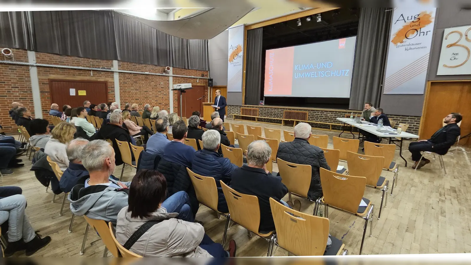 In der alten Turnhalle standen Bürgermeister Markus Liebich (stehend) sowie die Rathaus-Mitarbeiter Gerald Ulrich, Markus Schmitt und Dietrich Negrea (rechts am Tisch, von links) Rede und Antwort. (Foto: Wolfgang Grebenhof)