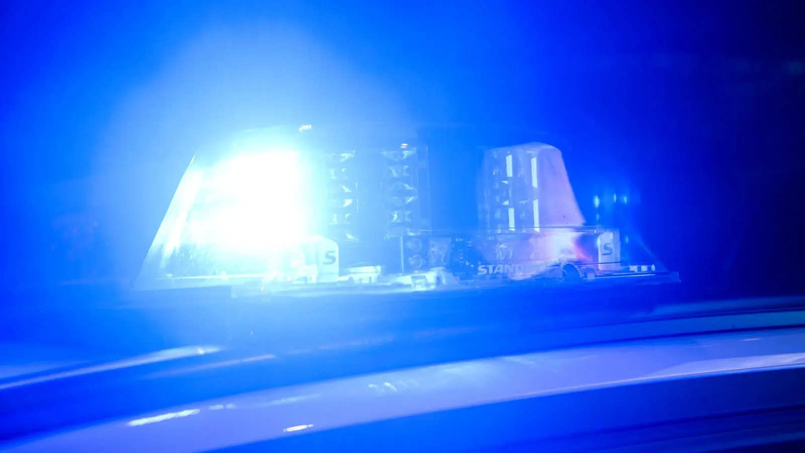 Die 25-jährige Insassin stirbt, der 18-jährige Fahrer und eine weitere Beifahrerin werden bei dem Unfall schwer verletzt. (Symbolbild) (Foto: Julian Stratenschulte/dpa)