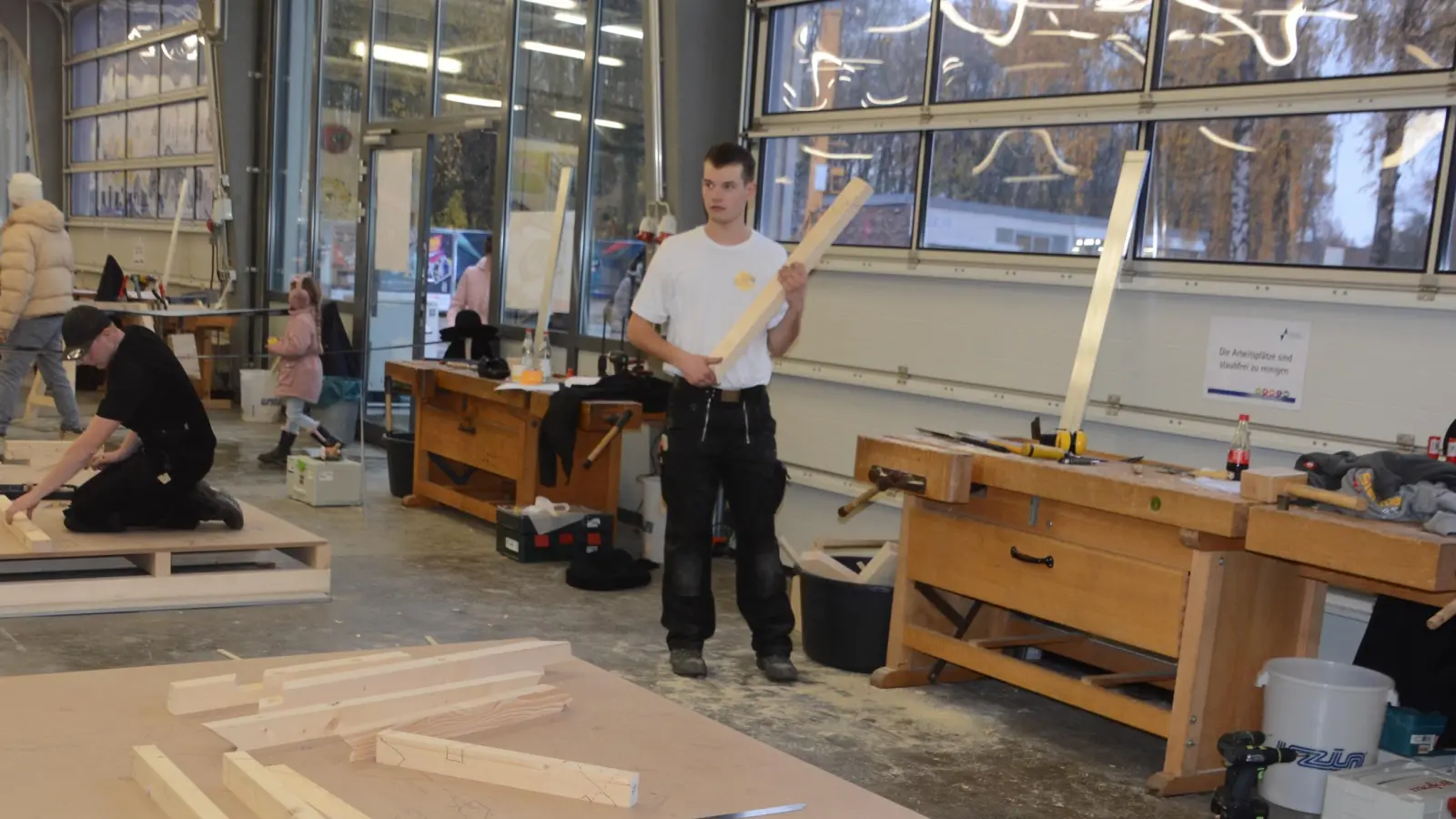 Genau überlegen, welche Schritte unternommen und welche Schräge gesägt werden muss, war die Herausforderung bei den Zimmerern. David Pfadler aus Gollhofen stellte sich als amtierender bayerischer Meister dem Wettbewerb der Deutschen Meisterschaft. (Foto: Peter Tippl)