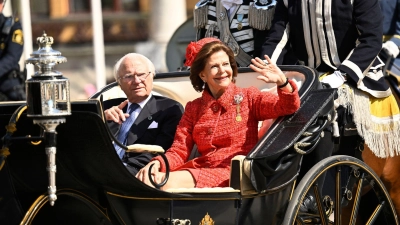 Eine Kutschfahrt darf bei einem royalen Jubiläum nicht fehlen. Drin: das Goldhochzeitspaar, König Carl XVI. Gustaf (links) und Königin Silvia (rechts).  (Foto: Henrik Montgomery/TT News Agency/AP/dpa)