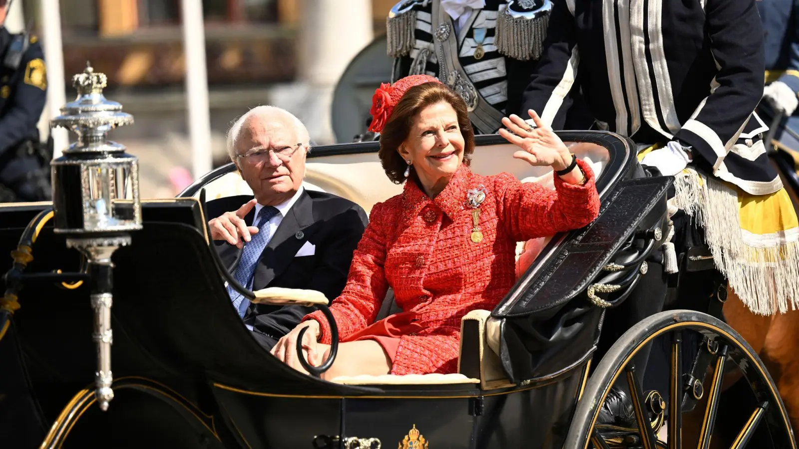 Eine Kutschfahrt darf bei einem royalen Jubiläum nicht fehlen. Drin: das Goldhochzeitspaar, König Carl XVI. Gustaf (links) und Königin Silvia (rechts).  (Foto: Henrik Montgomery/TT News Agency/AP/dpa)