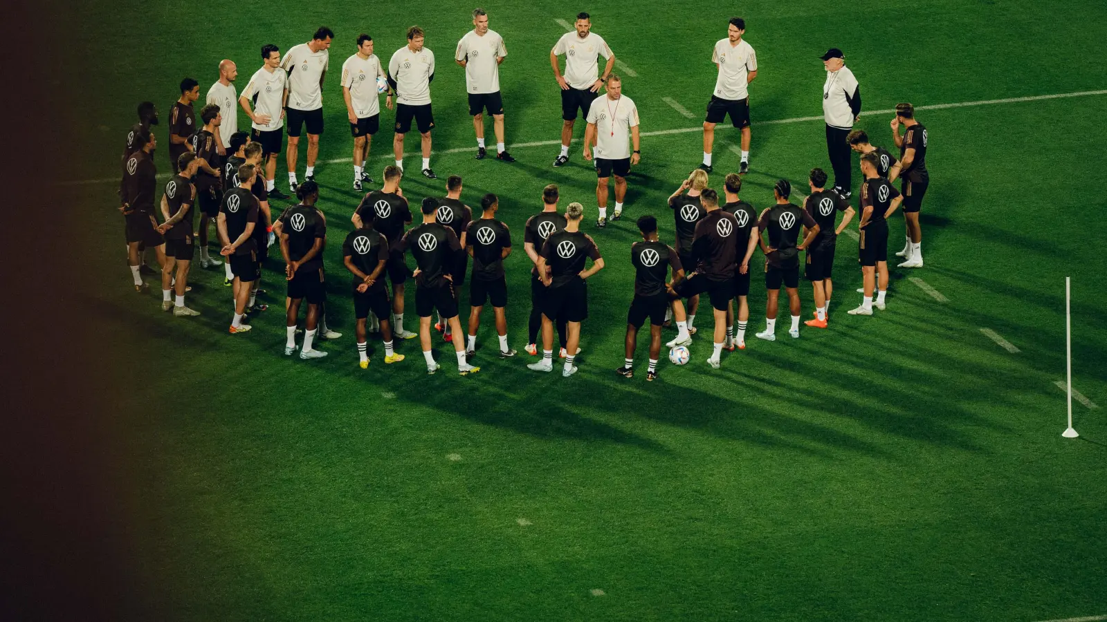 Für die Doku „All or nothing“ war das Kamerateam während der Fußballweltmeisterschaft 2022 in Katar stets sehr nah an der Mannschaft und Ex-Nationaltrainer Hansi Flick dran. (Foto: Philipp Reinhard)