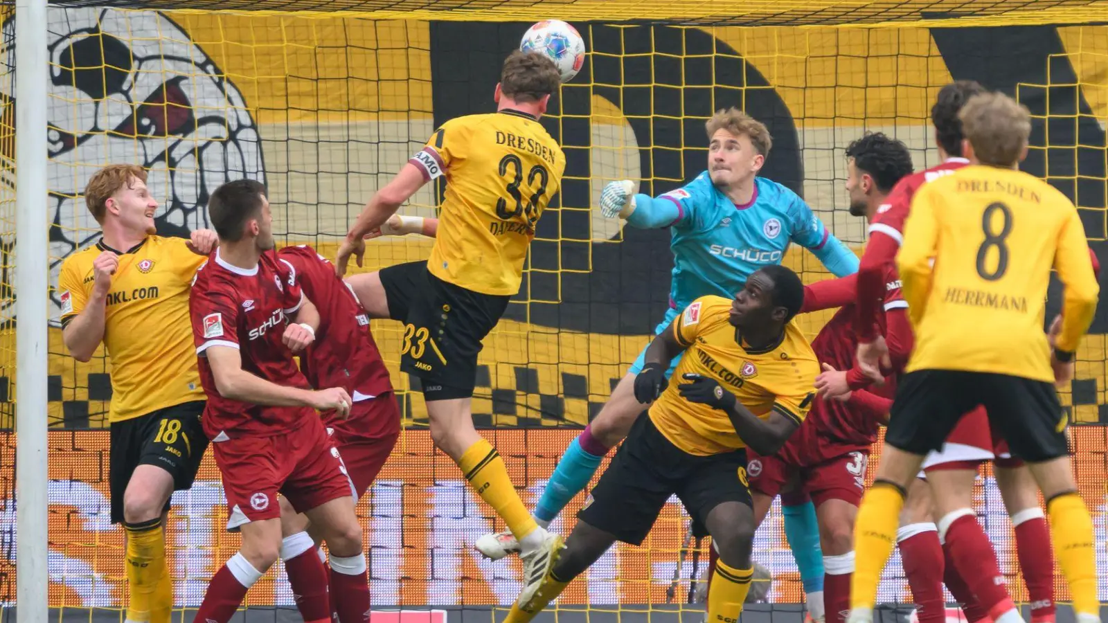  Christoph Daferner (Dynamo Dresden, 4.v.l.) erzielt das 1:0. (Foto: Robert Michael/dpa)