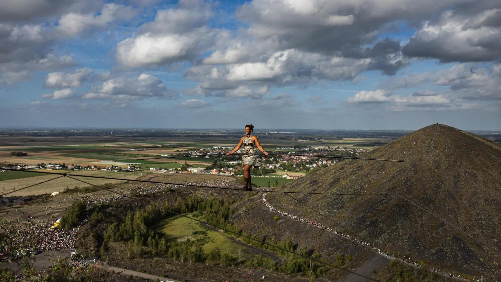 Die Artistin Tatiana-Mosio Bongonga balancierte zwischen zwei Hügeln, die zu einem UNESCO-Welterbe-Gebiet gehören. (Foto: Sameer Al-Doumy/AFP/dpa)
