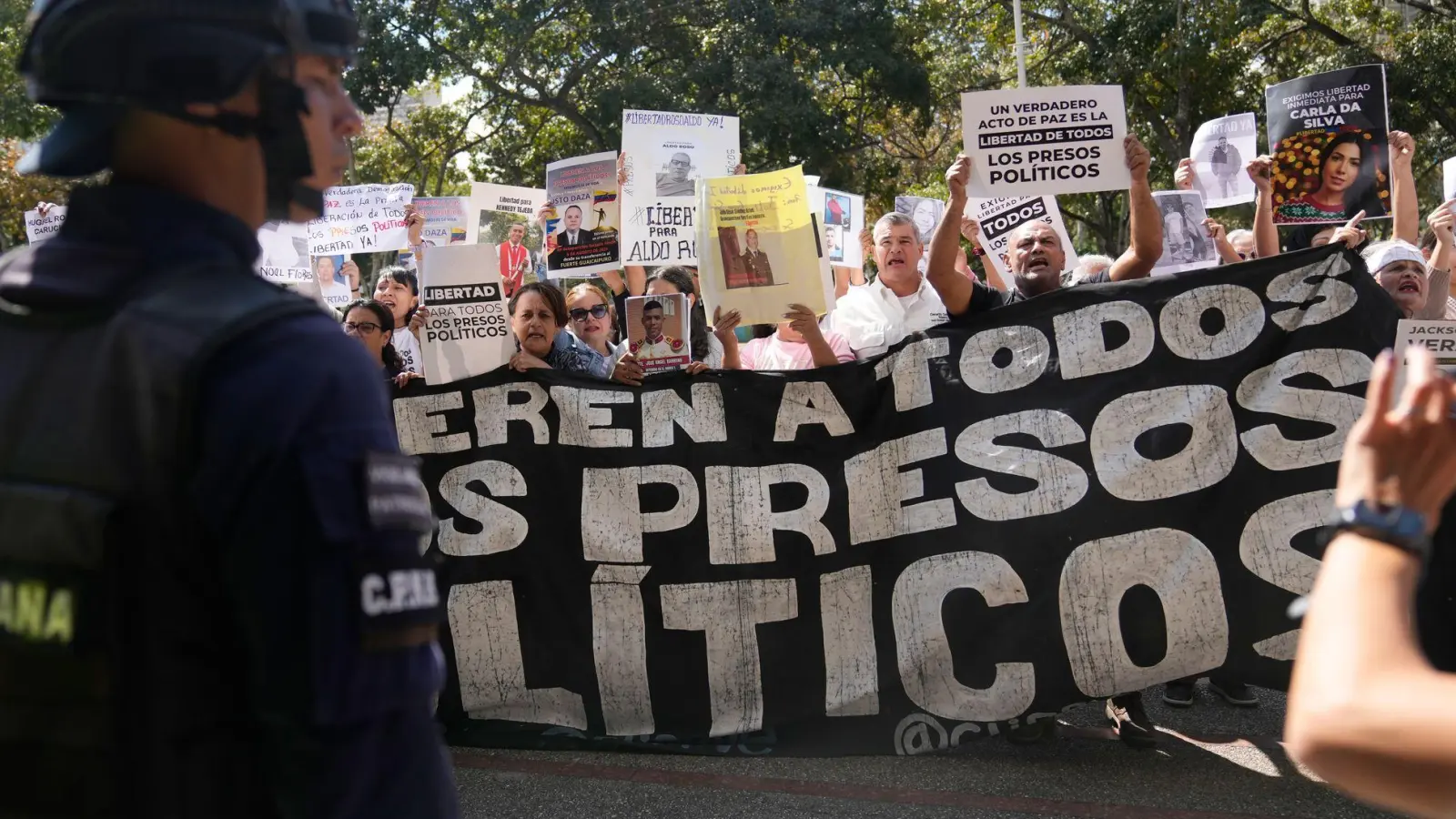 Angehörige und Menschenrechtsaktivisten haben die Freilassung aller politischen Gefangenen gefordert. (Archivbild) (Foto: Ariana Cubillos/AP/dpa)