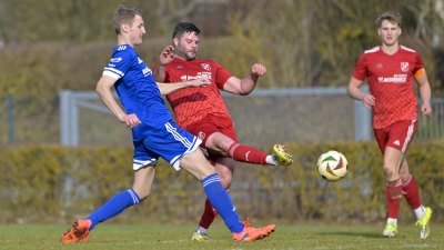 Fehlt dem TSC Neuendettelsau gesperrt: Alexander Roth (in Rot, hier gegen den Mögeldorfer Luca Vitalini) flog in Röslau vom Platz. (Foto: Martin Rügner)