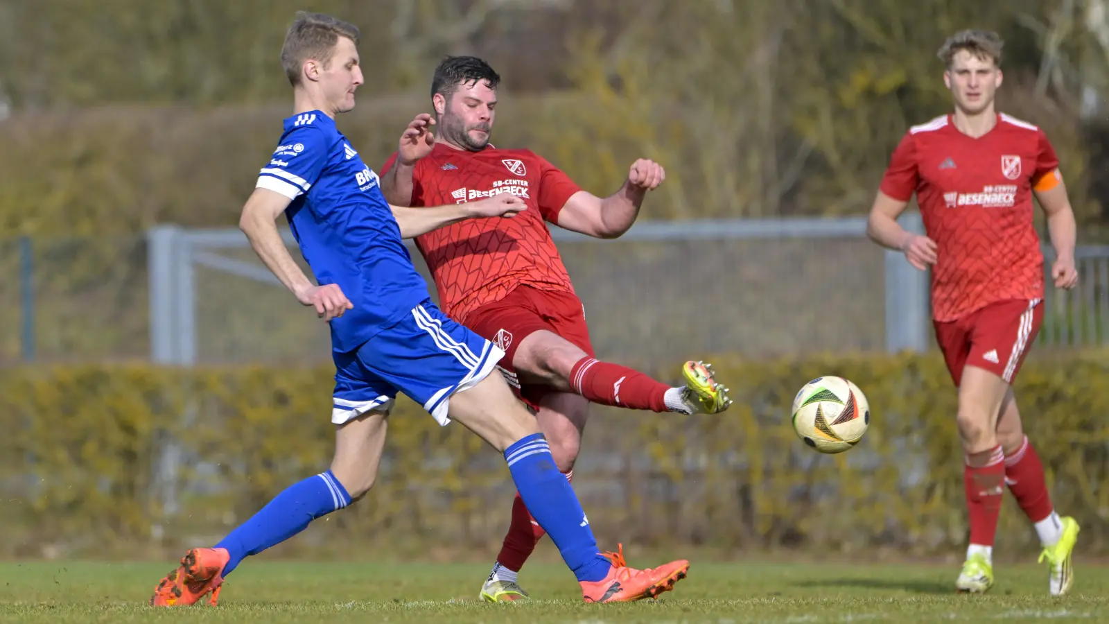 Fehlt dem TSC Neuendettelsau gesperrt: Alexander Roth (in Rot, hier gegen den Mögeldorfer Luca Vitalini) flog in Röslau vom Platz. (Foto: Martin Rügner)