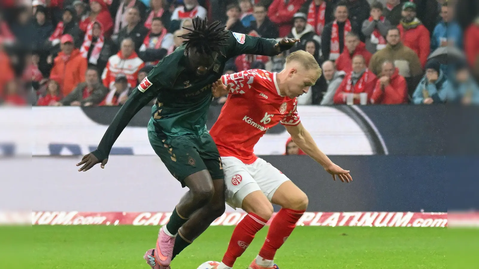 Kam gegen den FSV Mainz 05 nicht zur Geltung: Werder-Stürmer Victor Boniface (l). (Foto: Torsten Silz/dpa)