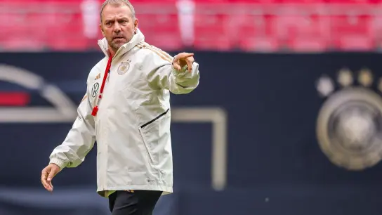 „Wir haben ein bisschen was gut zu machen“, sagt Bundestrainer Hansi Flick vor der Partie gegen England. (Foto: Jan Woitas/dpa)