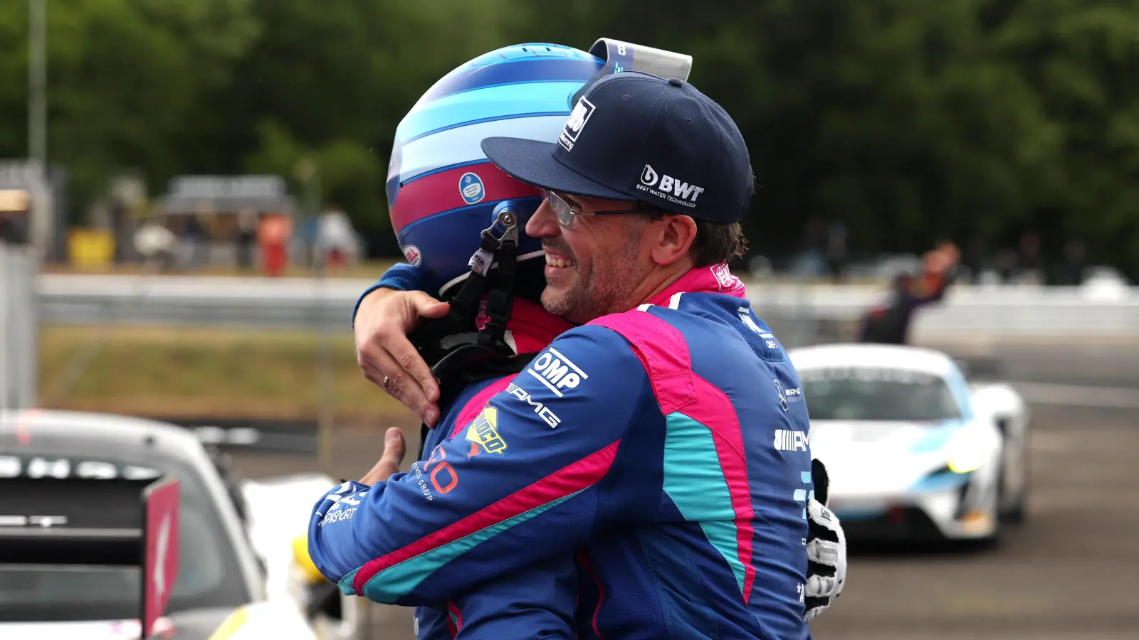 Maximilian Götz (rechts) herzt den Kollegen. (Foto: British GT Championship)